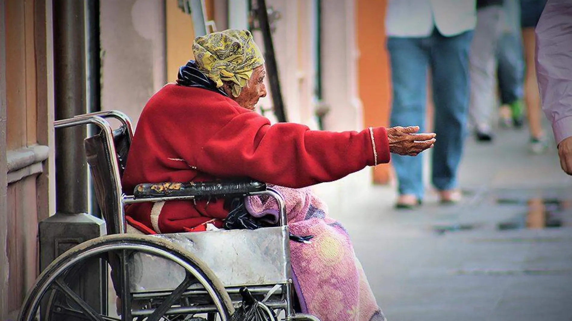 persona de la calle en silla de ruedas